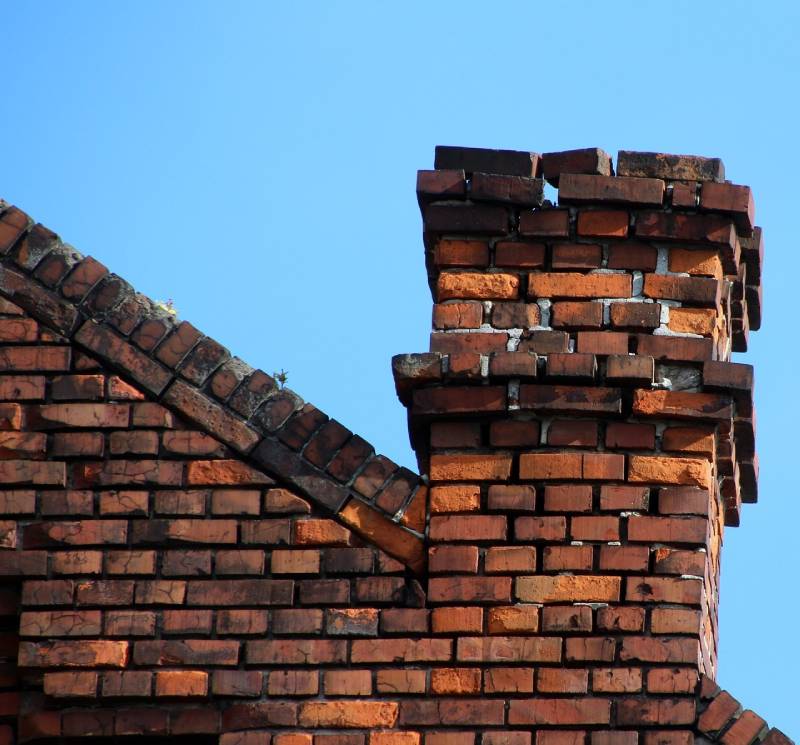 Damaged chimney on an La Palma home showing cracks and missing mortar